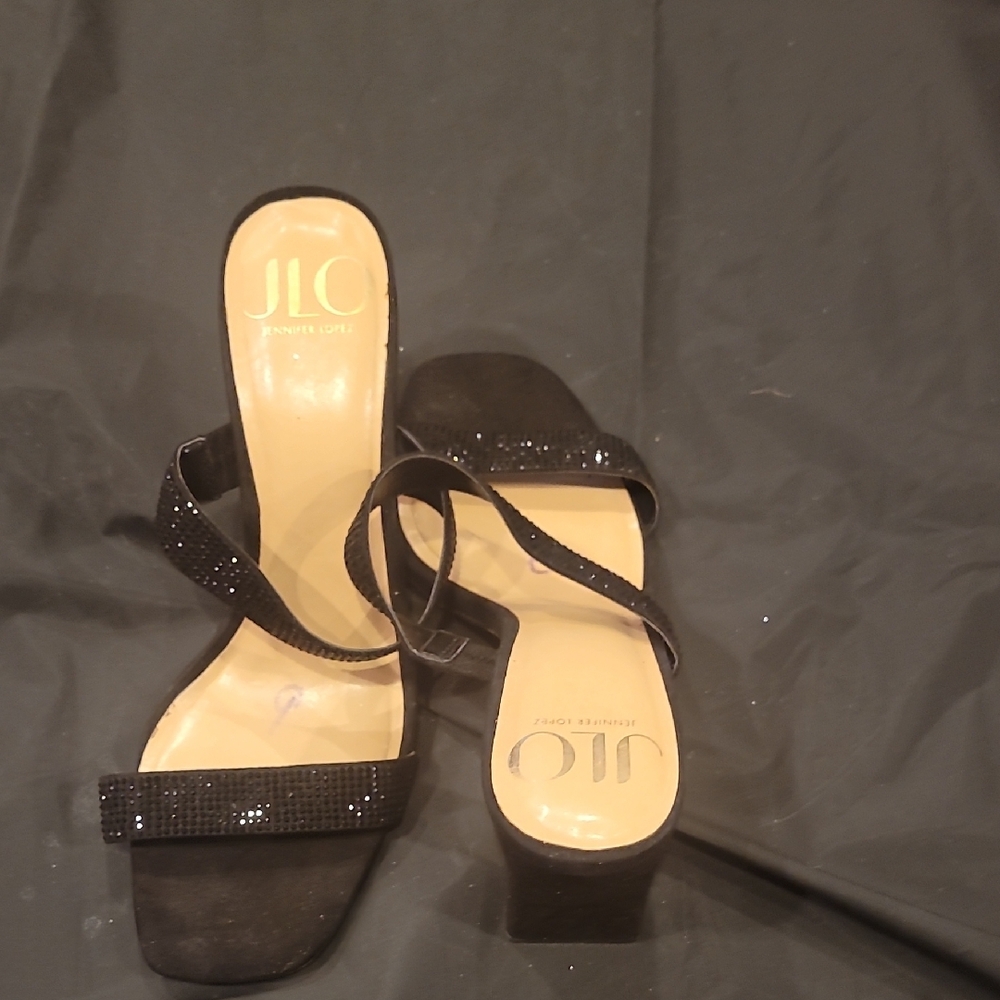 Jennifer Lopez Black Heels with Leather Straps and Low Elevation